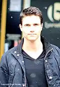 Robbie Amell interprète Wesley.