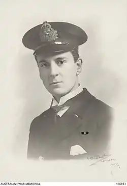 Photo en noir et blanc d'un homme portant une casquette militaire