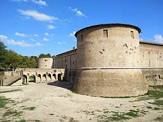 Une tour d'angle et l'entrée.