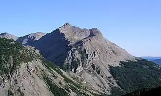 Vue de Roche Grande et du sommet de Châteauvieux (2 635 m) depuis le col de la Cayolle.