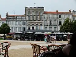 La place Colbert, cœur de la ville, ancienne place d'armes.