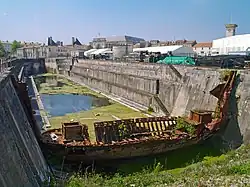 La forme Napoléon III, avec les restes de son bateau-porte.