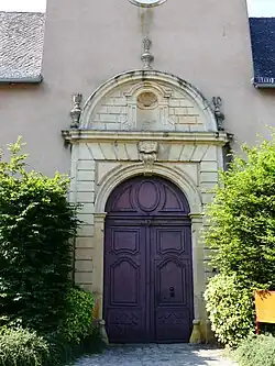 Le portail du bâtiment d'entrée.