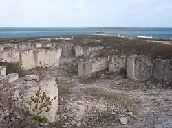 Ancienne carrière de calcarénite près de la Pointe Caverne.