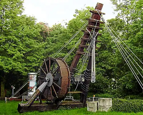 Reconstruction d'une grue romaine.