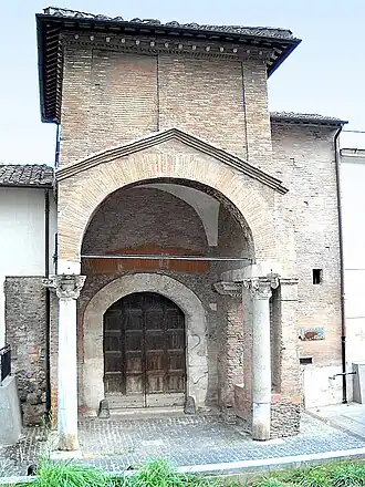 Le portique roman du XIIe siècle