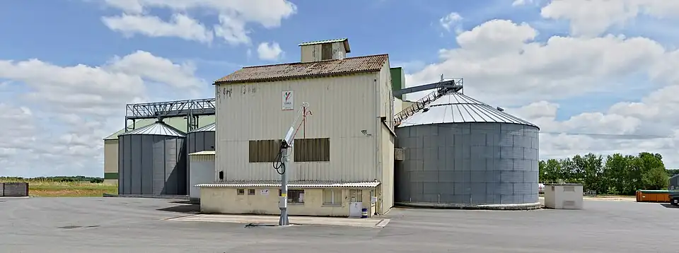 Silo de la COREA entre Civray et Sommières-du-Clain