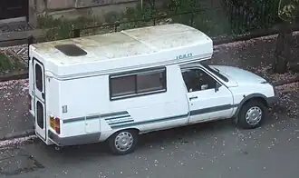 Une Citroën C15 camping-car rallongée sur base châssis-cabine.