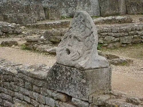Mascaron de thermes romains à Glanum.