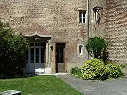 Entrée vers la tour carrée, surmontée de l'écu des Romans-Ferrari.