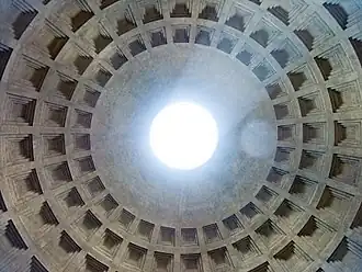 Oculus de 8,7&nbsp;m de diamètre de la coupole du Panthéon de Rome. L'ouverture n'est pas protégée par un lanternon.