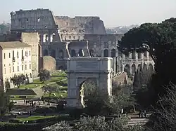 La Velia vue du Palatin, avec l'Arc de Titus qui en occupe le sommet.