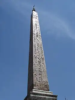 L'obélisque et son inscription hiéroglyphique