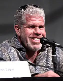 Ron Perlman dans le rôle de Clarence « Clay » Morrow.