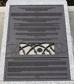 Plaque de la statue de Ronald Reagan, qui inclut un segment du mur de Berlin.