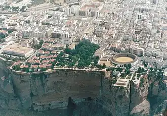 Les arènes et la ville vues du ciel.