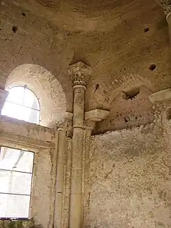 Photographie en couleurs d'un chapiteau historié.