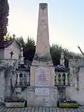 Le monument aux morts le long de l'enceinte du cimetière (fév.&nbsp;2010)