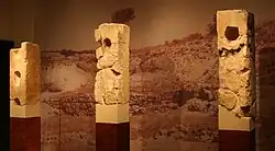 Pilier avec des alvéoles céphaloïdes qui devaient probablement exposer les têtes-trophées (Roquepertuse).