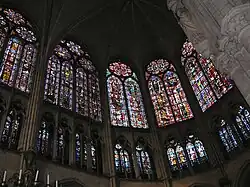Exemple très précoce de claire-voie, le triforium du chœur de la cathédrale de Troyes est ajouré par un remplage correspondant percé dans le mur de fond vers le milieu du XIIIe&nbsp;siècle.