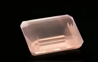 Quartz rose taillé - Minas Gerais, Brésil - (2x1,5&nbsp;cm).