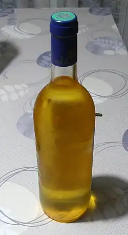 Bouteille de rosette AOC millésime 2000, photographiée fin 2024.