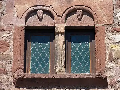 Fenêtres de la maison romane.