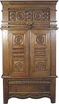 Armoire de style breton faite par Valentin Branthôme en 1924 (Musée des Beaux-Arts de Rennes).