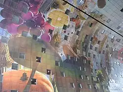 Détails modernes : grue de chantier et gratte-ciel