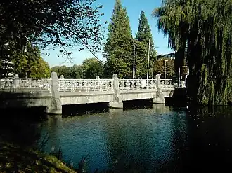 Le Boezem enjambé par l'un de ses ponts (le Boezembrug)