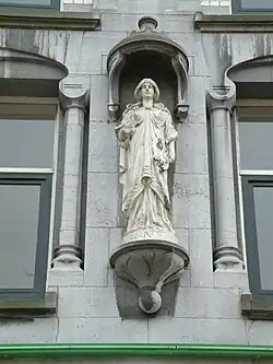 Sculpture Le Commerce (façade nord)