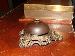 Sonnette sur le comptoir