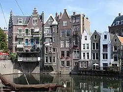 photo de maisons devant un canal