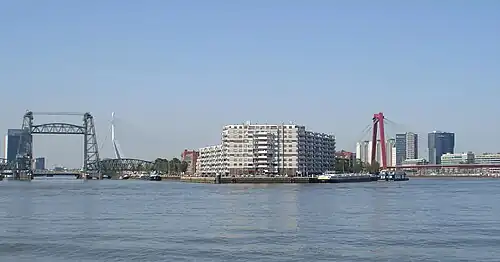 Vue depuis le Maasboulevard, avec à l'extrême gauche le Koningshavenbrug.