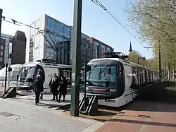 Le 11 avril 2017, des motrices Breda VLC sur la ligne R au terminus de Roubaix Eurotéléport.