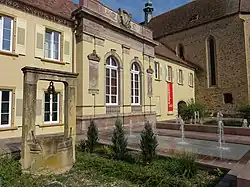 La façade de l'aile est : avant-corps, parvis, église.