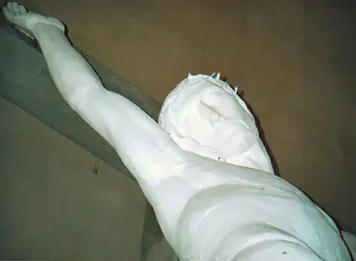 Détail du Christ en croix (sculpture sur béton).