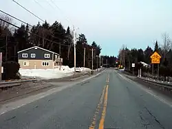 La route 222 traverse des secteurs de villégiature à Saint-Denis-de-Brompton.