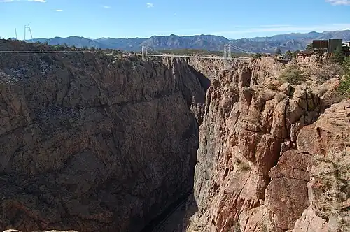 Gorge et pont depuis le côté nord.