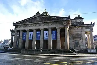 Le bâtiment de la Royal Scottish Academy, sur le devant, avec ses colonnes doriques cannelées.