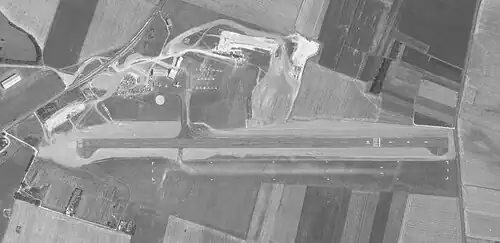 Aérodrome de Royan le 14 août 1977 avec la Tour de contrôle construite (en haut à droite).