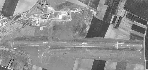 Aérodrome de Royan le 21 avril 1984 avec la création de l'aire de stationnement enrobée au pied de la tour de contrôle.