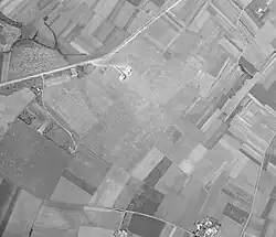 Aérodrome de Royan le 27 juin 1957 avec son aérogare construite (en blanc).