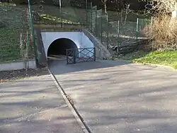 Ancien passage du ru de Morteaux sous la ligne de Sceaux, actuellement passage piétonnier