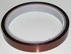 Un rouleau de Kapton adhésivé