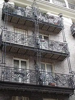Balcons d'un immeuble rue des Bernardins à Paris : les deux moitiés sont séparées par une herse.