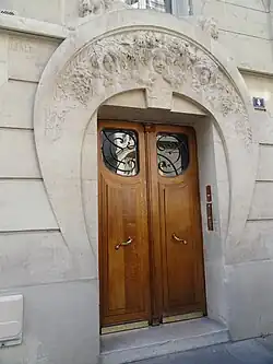 Décoration de la porte du no&nbsp;4.