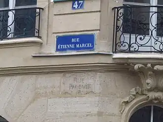Plaque (en haut) de la rue Étienne-Marcel.