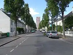 Rue Francis Mariotte, cité Notre-Foyer, avec au fond la tour du 26 boulevard Oscar Leroux