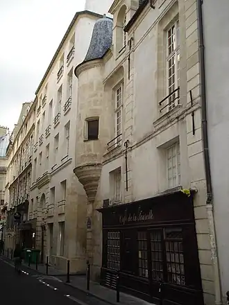Vue générale de l'hôtel des abbés de Fécamp avec sa tourelle.